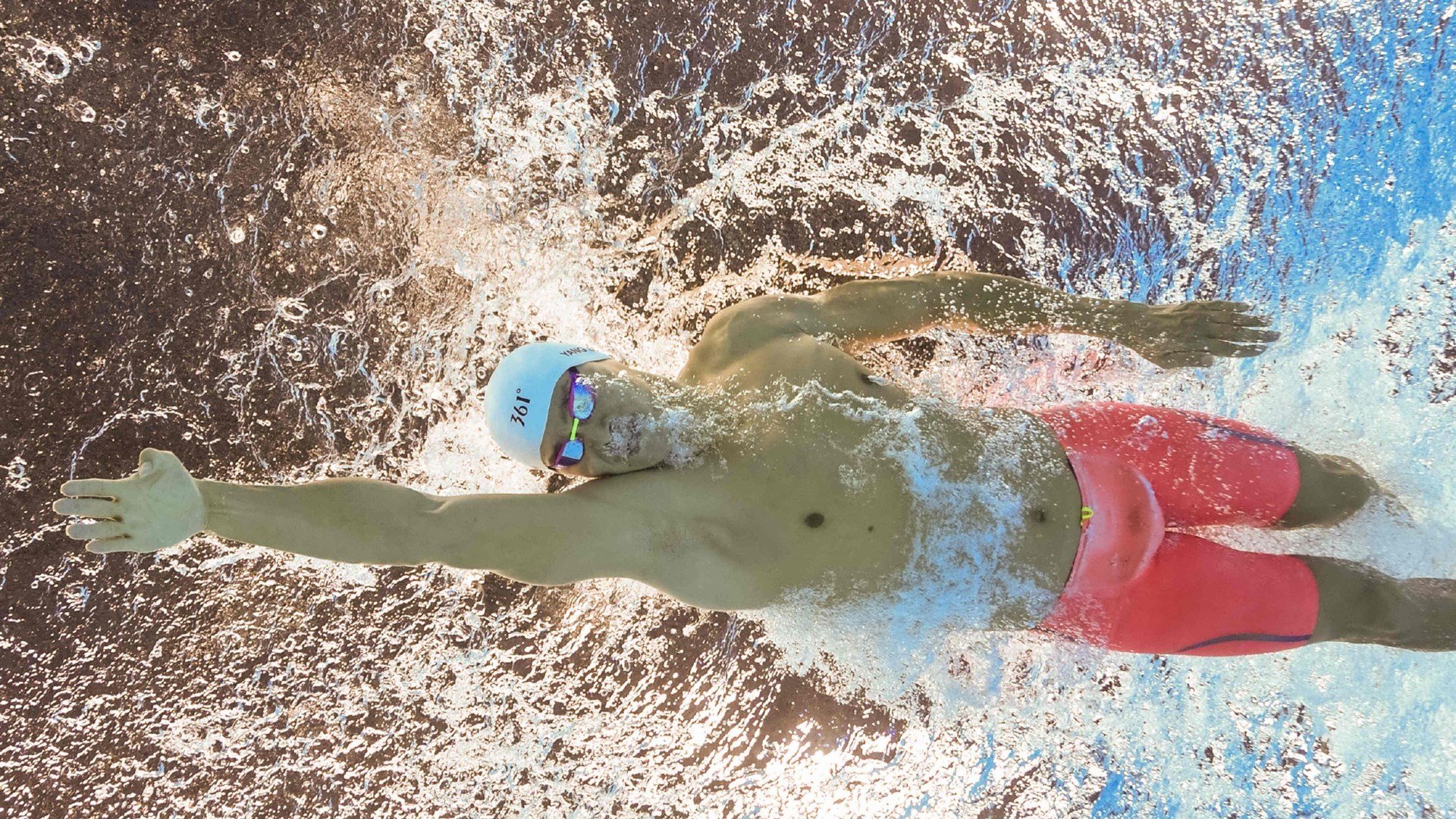 贝林厄姆的加冕之夜,波兰铁骑翻盘比利亚雷亚尔,欧冠半决赛迎来新王